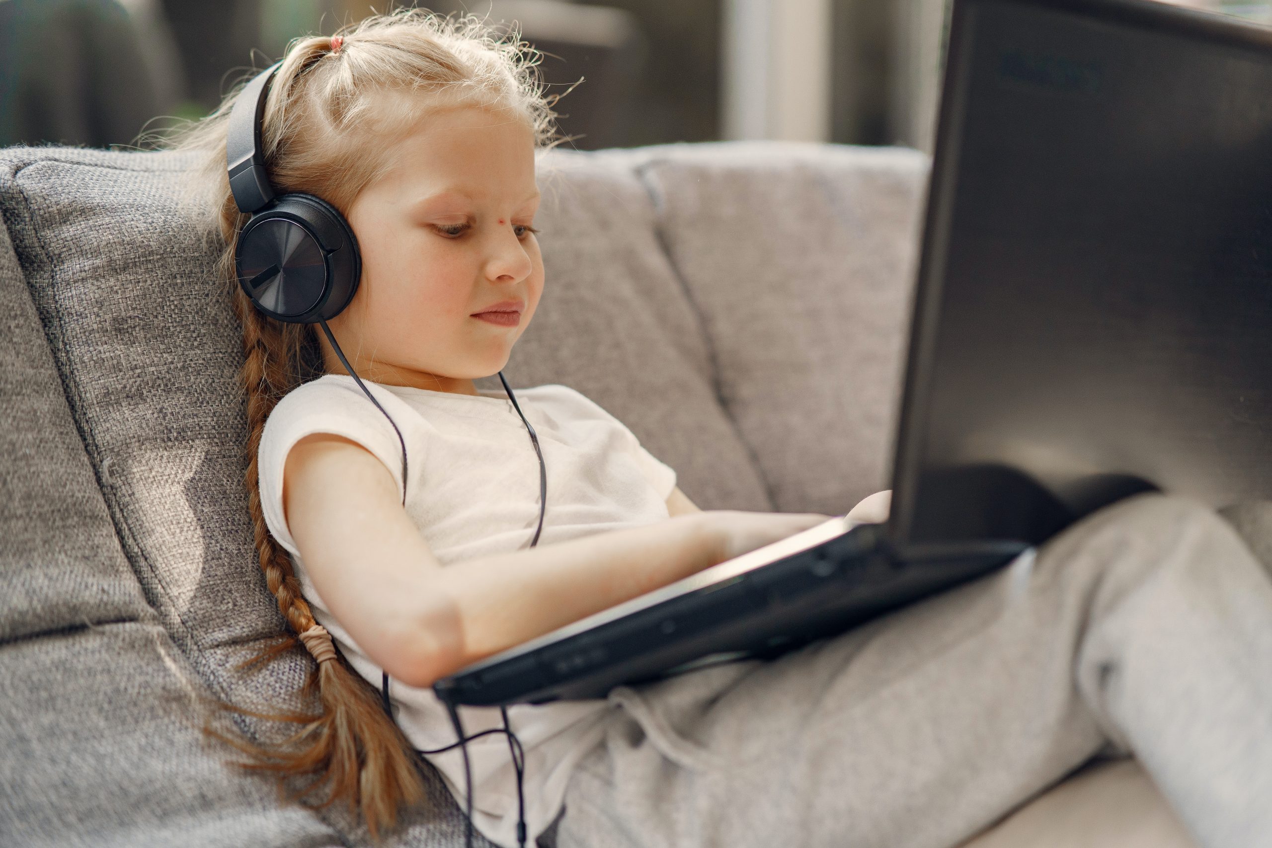 Photo by Gustavo Fring: https://www.pexels.com/photo/little-girl-watching-movie-on-laptop-4017428/